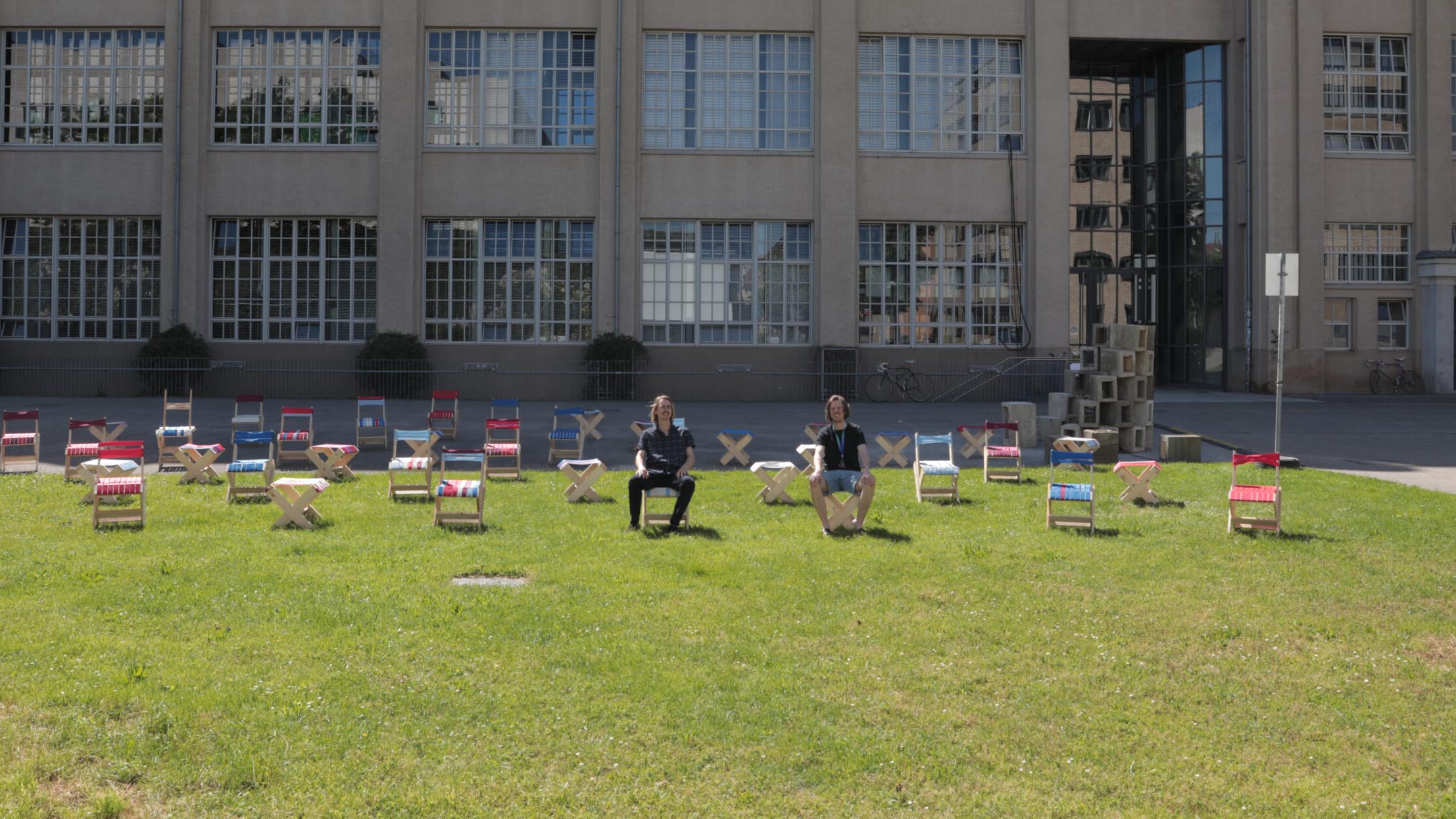 Open Air Kino 2021 Jason und Philip auf Stühlen 169